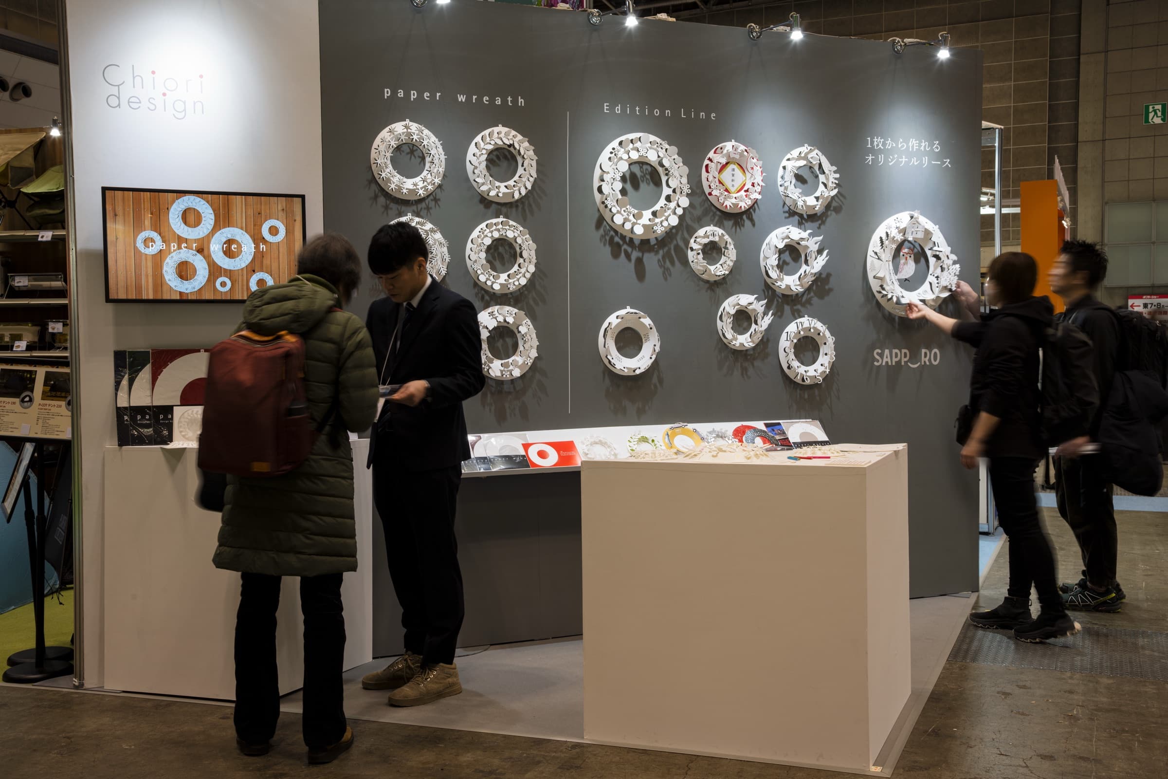 paper wreath と Edition Line を並べた壁面